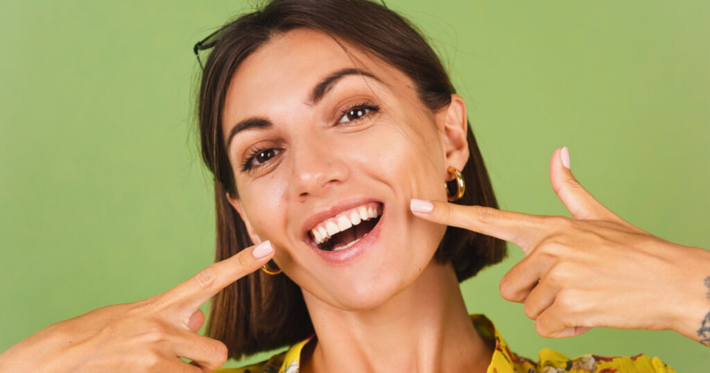 Especialista da Hapvida + Odonto alerta para os riscos do clareamento dental caseiro e do uso de produtos sem orientação profissional