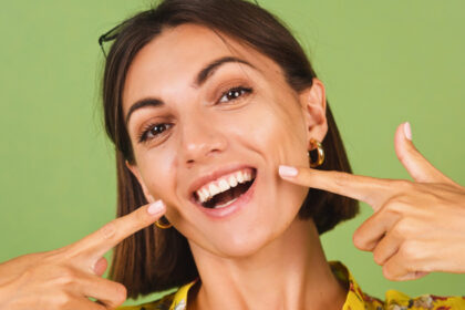 Especialista da Hapvida + Odonto alerta para os riscos do clareamento dental caseiro e do uso de produtos sem orientação profissional
