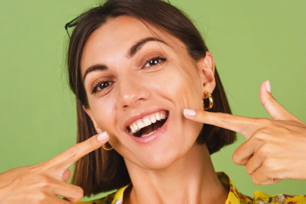Especialista da Hapvida + Odonto alerta para os riscos do clareamento dental caseiro e do uso de produtos sem orientação profissional