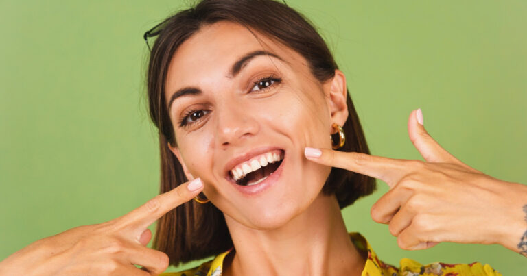 Especialista da Hapvida + Odonto alerta para os riscos do clareamento dental caseiro e do uso de produtos sem orientação profissional