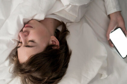 Neurologista da Hapvida explica como o uso repetido do botão de soneca do celular pode afetar a qualidade do sono e o despertar