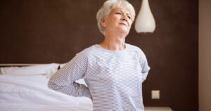 Especialista da Hapvida alerta para os riscos da osteoporose em mulheres acima dos 50 anos e orienta sobre prevenção e saúde óssea